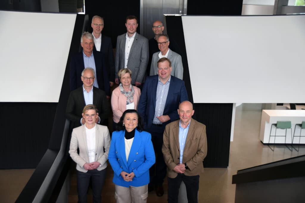 Zu Besuch bei Klasmann-Deilmann: Helmut Höke, Bernd Dreyer, Colja Beyer, Dr. Norbert Schmitz, Bert von Seggern, Moritz Böcking, Dr. Marie-Luise Rottmann-Meyer, Albert Stegemann, Lara Evers, Gitta Connemann, Dr. Andreas Schütte